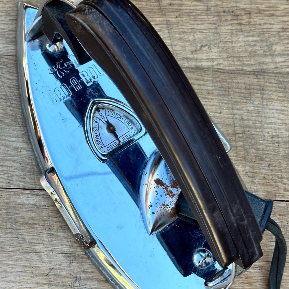 Knapp-Monarch KM Gad-A-Bout Travel Iron Vintage Chrome Bakelite Folding Handle